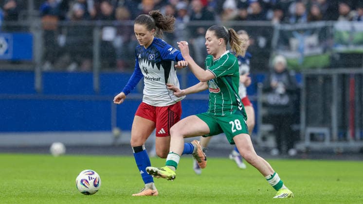from left Camilla Linberg Hamburger SV, HSV, 47 and Juliane Wirtz SV Werder Bremen, 28 in duel, duel, dynamics, action, action, game scene, THE DFB REGULATIONS PROHIBIT ANY USE OF PHOTOGRAPHS AS IMAGE SEQUENCES AND OR QUASI VIDEO , 21 02 2026, Hamburg Germany , Football, Google Pixel Womens Bundesliga, Hamburger SV SV Werder Bremen xobx