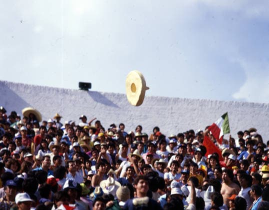15 06 86 USSR Belgium Mexico, Leon, 15 06 1986, Soccer, FIFA World Cup 1986 in Mexico, Round of 16, USSR Belgium 3 4 n v supporters Spectators throw a Sombrero in The Air