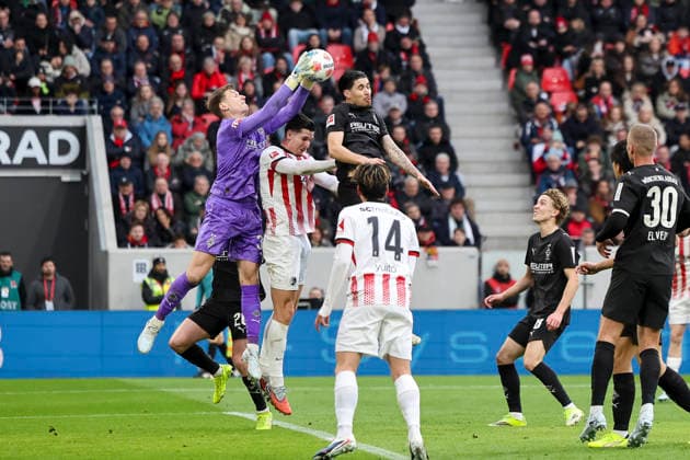 Moritz Nicolas Borussia Mönchengladbach, 33 , Igor Matanovic SC Freiburg, 31 and Kevin Diks Borussia Mönchengladbach, 04 fighting for the ball , Germany, Football, 1 Bundesliga, Matchday 23, 2025 2026, SC Freiburg vs Borussia Mönchengladbach, 22 02 2026, Freiburg im Breisgau Europa Park Stadion Germany Copyright: xGrantxHubbsx