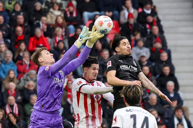 Moritz Nicolas Borussia Mönchengladbach, 33 , Igor Matanovic SC Freiburg, 31 and Kevin Diks Borussia Mönchengladbach, 04 fighting for the ball , Germany, Football, 1 Bundesliga, Matchday 23, 2025 2026, SC Freiburg vs Borussia Mönchengladbach, 22 02 2026, Freiburg im Breisgau Europa Park Stadion Germany Copyright: xGrantxHubbsx