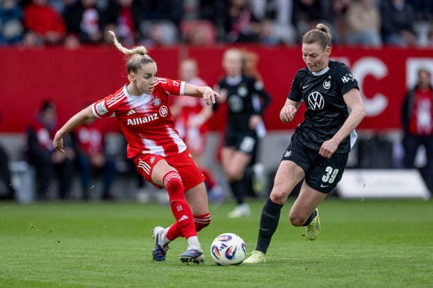 Fight for the ball duel between Giulia Gwinn FC Bayern Muenchen Frauen, 07 and Sarai Linder VFL Wolfsburg Frauen, 39 GER, FC Bayern Muenchen Frauen vs VfL Wolfsburg, Soccer, Google Pixel Frauen Bundesliga, 19 Matchday, Season 2025 2026, 22 02 2026 DFL DFB REGULATIONS PROHIBIT ANY USE OF PHOTOGRAPHS as IMAGE SEQUENCES and or QUASI VIDEO GER, FC Bayern Muenchen Frauen vs VfL Wolfsburg, Football, Google Pixel Frauen Bundesliga, 19 Spieltag, Saison 2025 2026, 22 02 2026 Muenchen Copyright: xEibner-Pressefoto HeikexFeinerx EP_HFR
