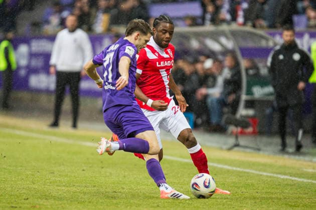 22 02 2026, xomx, Fußball 3 Liga, Erzgebirge Aue Energie Cottbus v l Pascal Fallmann FC Erzgebirge Aue and Anderson Lenda Lucoqui FC Energie Cottbus in a duel on the ball DFL DFB REGULATIONS PROHIBIT ANY USE OF PHOTOGRAPHS as IMAGE SEQUENCES and or QUASI VIDEO Aue