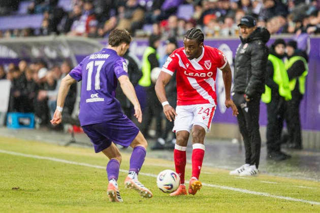 22 02 2026, xomx, Fußball 3 Liga, Erzgebirge Aue Energie Cottbus v l Pascal Fallmann FC Erzgebirge Aue and Anderson Lenda Lucoqui FC Energie Cottbus in a duel on the ball DFL DFB REGULATIONS PROHIBIT ANY USE OF PHOTOGRAPHS as IMAGE SEQUENCES and or QUASI VIDEO Aue