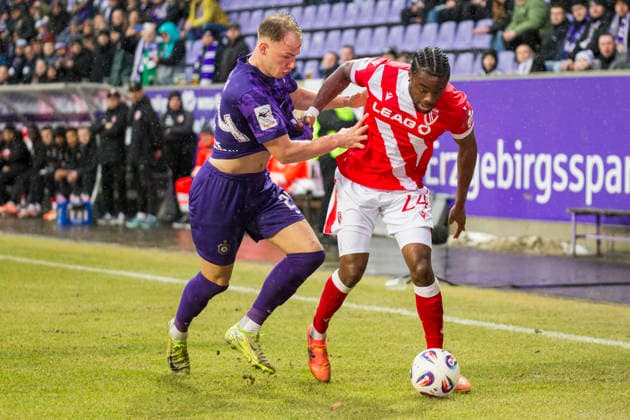 22 02 2026, xomx, Fußball 3 Liga, Erzgebirge Aue Energie Cottbus v l Jannic Ehlers FC Erzgebirge Aue and Anderson Lenda Lucoqui FC Energie Cottbus in a duel on the ball DFL DFB REGULATIONS PROHIBIT ANY USE OF PHOTOGRAPHS as IMAGE SEQUENCES and or QUASI VIDEO Aue