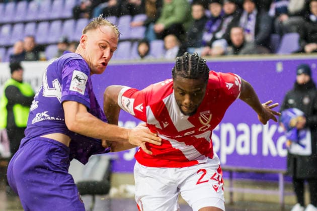 22 02 2026, xomx, Fußball 3 Liga, Erzgebirge Aue Energie Cottbus v l Jannic Ehlers FC Erzgebirge Aue and Anderson Lenda Lucoqui FC Energie Cottbus in a duel on the ball DFL DFB REGULATIONS PROHIBIT ANY USE OF PHOTOGRAPHS as IMAGE SEQUENCES and or QUASI VIDEO Aue
