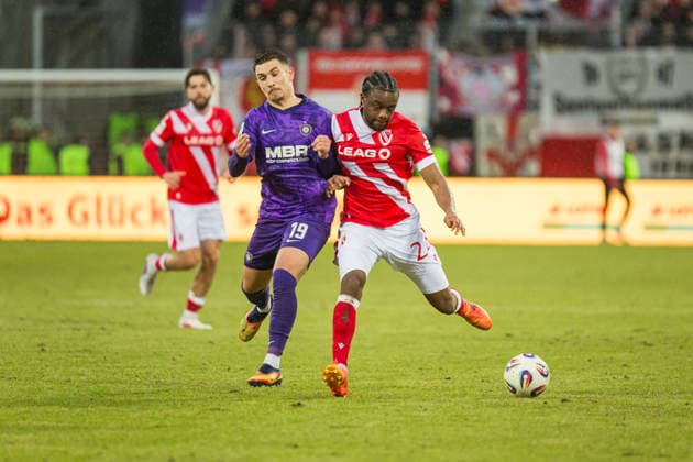 22 02 2026, xomx, Fußball 3 Liga, Erzgebirge Aue Energie Cottbus v l Julian Guttau FC Erzgebirge Aue and Anderson Lenda Lucoqui FC Energie Cottbus in a duel on the ball DFL DFB REGULATIONS PROHIBIT ANY USE OF PHOTOGRAPHS as IMAGE SEQUENCES and or QUASI VIDEO Aue