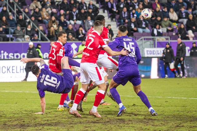 22 02 2026, xomx, Football 3 League, Erzgebirge Aue Energie Cottbus v l Ryan Malone FC Erzgebirge Aue , Nyamekye Awortwie Grant FC Energie Cottbus , Mladen Cvjetinovic FC Energie Cottbus , Vincent Ocansey FC Erzgebirge Aue DFL DFB REGULATIONS PROHIBIT ANY USE OF PHOTOGRAPHS as IMAGE SEQUENCES and or QUASI VIDEO Aue