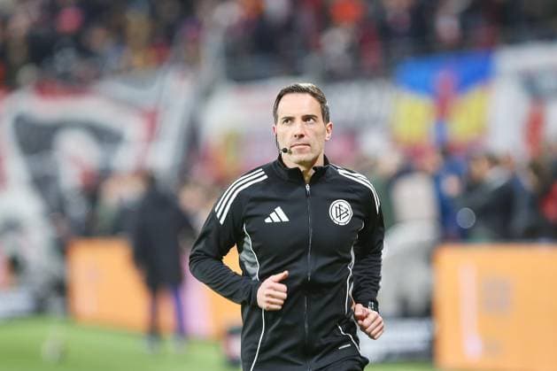 Leipzig, Saxony, Germany, 21 02 2026 Red Bull Arena 23 Matchday, Season 2025 26, 1 Soccer Bundesliga RB Leipzig Borussia Dortmund Benjamin Brand, Referee Copyright: xdtsxNachrichtenagenturx dts_107951