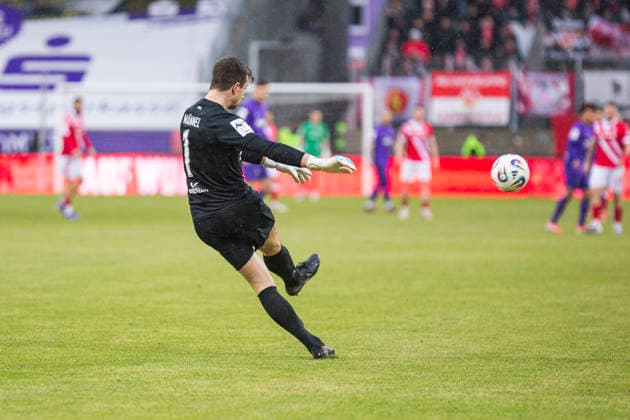 22 02 2026, xomx, Fußball 3 Liga, Erzgebirge Aue Energie Cottbus v l Martin Maennel FC Erzgebirge Aue am Ball Rueckansicht, Ruecken DFL DFB REGULATIONS PROHIBIT ANY USE OF PHOTOGRAPHS as IMAGE SEQUENCES and or QUASI VIDEO Aue