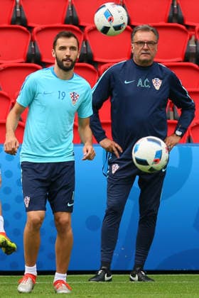 Croatian National Football Team training session in France PARIS, FRANCE - JUNE 11: Head coach Ante Cacic (R) and Milan Badelj (L) of Croatian national football team attend a training session ahead of their first match with Turkey during EURO 2016 at the Parc des Princes stadium in Paris, France on June 11, 2016. France World. Editorial use only. Please get in touch for any other usage. Copyright: x2025xAnadoluxEvrenxAtalayx