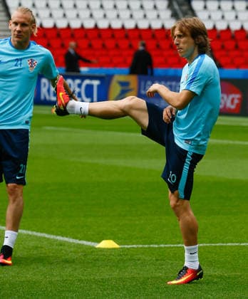 Croatian National Football Team training session in France PARIS, FRANCE - JUNE 11: Luka Modric (R) of Croatian national football team attends a training session ahead of their first match with Turkey during EURO 2016 at the Parc des Princes stadium in Paris, France on June 11, 2016. France World. Editorial use only. Please get in touch for any other usage. Copyright: x2025xAnadoluxEvrenxAtalayx
