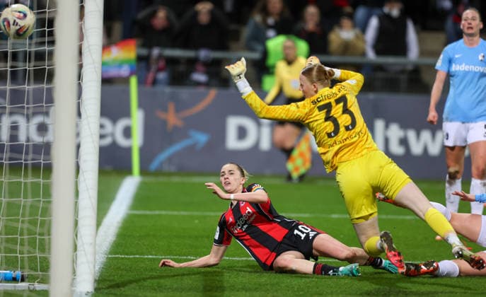 Soccer 1 BL Women Eintracht Frankfurt SC Freiburg 23 02 26, 1 0 by Laura Freigang Frankfurt , Ingibjörg Sigurdardottir and goalkeeper Rebecca Adamczyk Freiburg , arrive late,