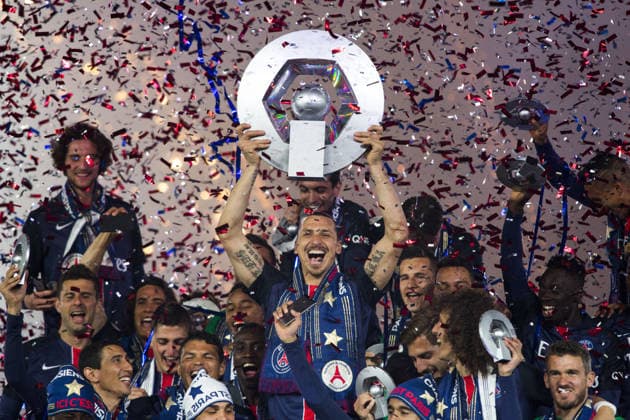 Paris Saint-Germain v FC Nantes - Ligue 1 PARIS, FRANCE - MAY 14: Paris Saint-Germain s Swedish forward Zlatan Ibrahimovic holds the trophy on the podium after winning the French L1 title at the end of the French L1 football match between Paris Saint-Germain (PSG) vs Nantes on May 14, 2016 at the Parc des Princes stadium in Paris, France. Ile-de-France France. Editorial use only. Please get in touch for any other usage.  Copyright: x2025xAnadoluxGeoffroyxVanxderxHasseltx