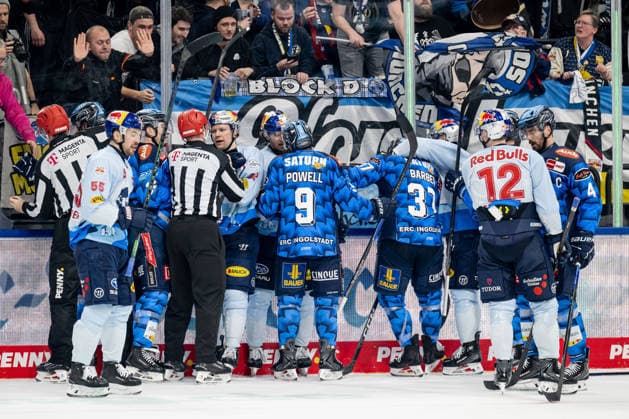 Disagreement between the two teams after the 2-0 Empty Net Goal by Markus Eisenschmid EHC Red Bull Muenchen, 11 GER, EHC Red Bull Muenchen vs ERC Ingolstadt, Ice Hockey, DEL, Matchday 45, Season 2025 2026, 25 02 2026 GER, EHC Red Bull Muenchen vs ERC Ingolstadt, Ice Hockey, DEL, Matchday 45, Season 2025 2026, 25 02 2026 Muenchen Copyright: xEibner-Pressefoto HeikexFeinerx EP_HFR