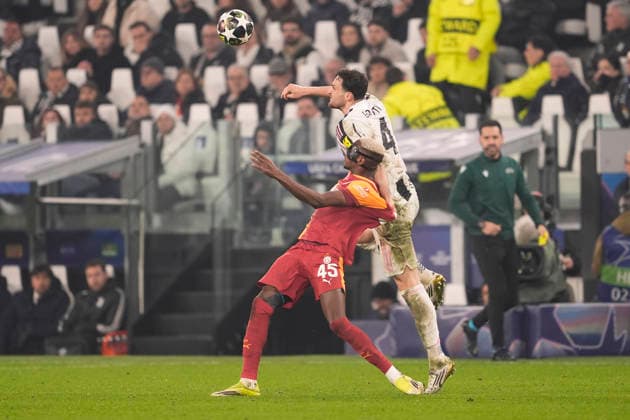 Juventus Federico Gatti fights for the ball with Galatasaray s Victor Osimhen during the Uefa Champions League soccer match between Juventus and Galatasaray at the Allianz Stadium in Turin, playoff 2 2, north west Italy - January 25, 2026. - Soccer  Copyright: xFabioxFerrari LaPressex