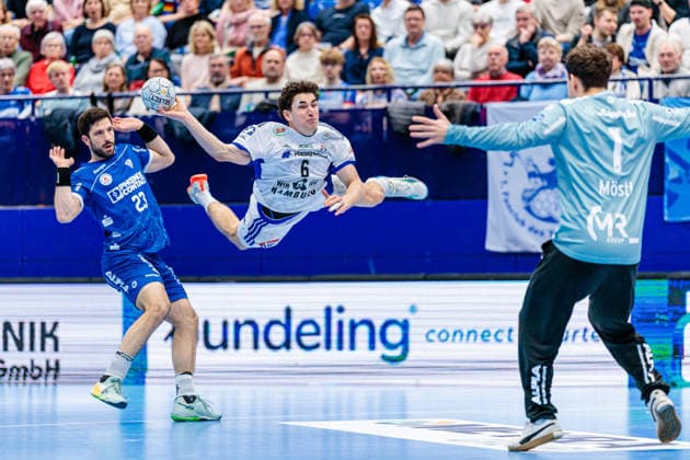 f l Tim Suton TBV Lemgo Lippe, 23 , Elias Kofler Handball Sport Verein Hamburg, 06 , Constantin Moestl TBV Lemgo Lippe, 01 GER, TBV Lemgo Lippe vs Handball Sport Verein Hamburg, Handball, 1 Bundesliga, Matchday 23, Season 2025 2026, 26 02 2026 GER, TBV Lemgo Lippe vs Handball Sport Verein Hamburg, Handball, 1 Bundesliga, Matchday 23, Season 2025 2026, 26 02 2026 Lemgo Copyright: xEibner-Pressefoto JanxRollingerx EP_JSK