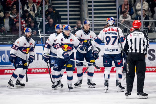 Munich celebrate with Ryan Murphy EHC Red Bull Muenchen, 24 his goal for 0 1 GER, Augsburger Panther vs EHC Red Bull Muenchen, Ice Hockey, DEL, 46 Matchday, Season 2025 2026, 27 02 2026 GER, Augsburger Panther vs EHC Red Bull Muenchen, Ice Hockey, DEL, 46 Matchday, Season 2025 2026, 27 02 2026 Augsburg Copyright: xEibner-Pressefoto HeikexFeinerx EP_HFR