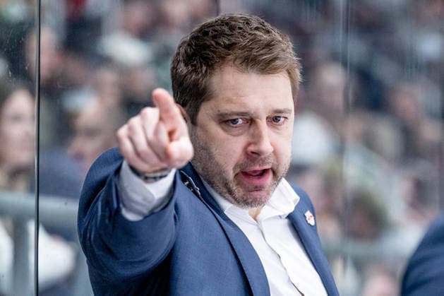 Oliver David Head Coach, EHC Red Bull Muenchen shows the way GER, Augsburger Panther vs EHC Red Bull Muenchen, Ice Hockey, DEL, Matchday 46, Season 2025 2026, 27 02 2026 GER, Augsburger Panther vs EHC Red Bull Muenchen, Ice Hockey, DEL, Matchday 46, Season 2025 2026, 27 02 2026 Augsburg Copyright: xEibner-Pressefoto HeikexFeinerx EP_HFR
