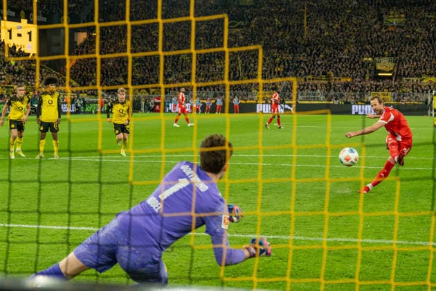 Goal 1 2 from penalty kick by Harry Kane FC Bayern Munich, 09 , unstoppable for Gregor Kobel Borussia Dortmund, 01 , Goal celebration while scoring, GER BVB Borussia Dortmund 09 vs Bayern Muenchen, Football, Bundesliga, Matchday 24, Season 2025 2026, 28 02 2026 DFB DFL REGULATES PROHIBIT ANY USE OF PHOTOGRAPHS AS IMAGE SEQUENCES AND OR QUASI VIDEO, GER BVB Borussia Dortmund 09 vs Bayern Muenchen, Football, Bundesliga, Matchday 24, Season 2025 2026, 28 02 2026 Dortmund Copyright: xEibner-Pressefoto FabianxFriesex EP_FFE