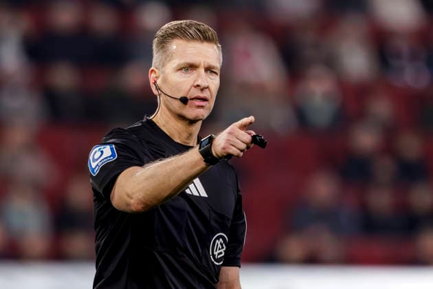 Augsburg, Germany 27 February 2026 1 BL 2025 2026 FC Augsburg vs 1 FC Köln In the picture referee Tobias Welz gesticulates on the pitch DFB regulations prohibit any use of photographs as image sequences and or quasi video WWK Arena Bayern Copyright: xFotostandx xSchäferx