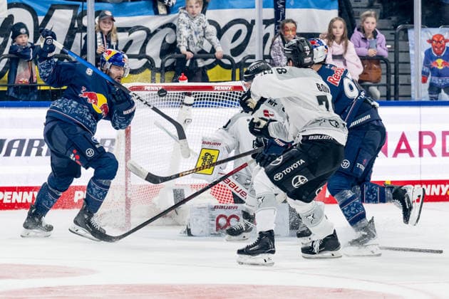 Tobias Rieder EHC Red Bull Muenchen, 8 misses here against Moritz Mueller Koelner Haie, 91 and Janne Juvonen goalie, Koelner Haie, 30 , right Dominik Bokk Koelner Haie, 78 and Gabriel Fontaine EHC Red Bull Muenchen, 97 GER, EHC Red Bull Muenchen vs Koelner Haie, Ice Hockey, DEL, Matchday 47, Season 2025 2026, 01 03 2026 GER, EHC Red Bull Muenchen vs Koelner Haie, Ice Hockey, DEL, Matchday 47, Season 2025 2026, 01 03 2026 Muenchen Copyright: xEibner-Pressefoto HeikexFeinerx EP_HFR
