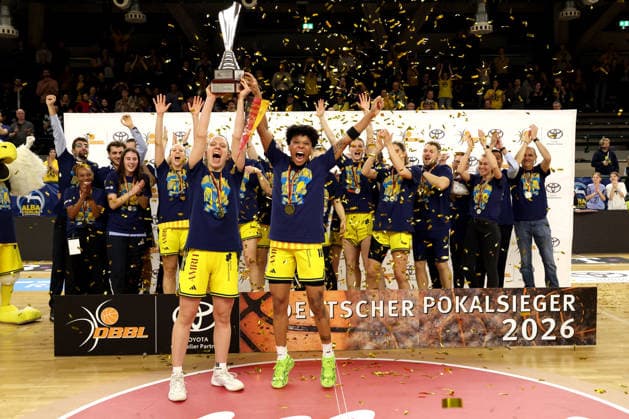 DEU, easyCredit DBBL, ALBA vs Rutronik Stars Keltern, 01 03 2026, Soemmeringhalle, Berlin, DEU, easyCredit DBBL, ALBA vs Rutronik Stars Keltern, in the picture ALBA player circle Deeshyra Thomas ALBA Berlin 21 , Lena Gohlisch ALBA Berlin 12 Cup nordphotoxGmbHx xEngler nph00076