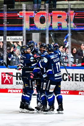 Goal celebration, jubilation, joy for goal scorer Colin Ugbekile Iserlohn Roosters, 79 Macoy Erkamps Iserlohn Roosters, 20 Christian Thomas Iserlohn Roosters, 27 Julian Napravnik Iserlohn Roosters, 75 , GER, Iserlohn Roosters vs Augsburger Panther, Ice Hockey, Penny DEL, 47 Matchday, Season 2025 2026, 01 03 2026, GER, Iserlohn Roosters vs Augsburger Panther, Ice Hockey, Penny DEL, 47 Matchday, Season 2025 2026, 01 03 2026 Iserlohn Copyright: xJonasxBrockmann Eibner-Pressefotox EP_JBN