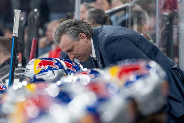 Max Kaltenhauser Co Coach, EHC Red Bull Muenchen in conversation with players on the bench GER, EHC Red Bull Muenchen vs Koelner Haie, Ice Hockey, DEL, Matchday 47, Season 2025 2026, 01 03 2026 GER, EHC Red Bull Muenchen vs Koelner Haie, Ice Hockey, DEL, Matchday 47, Season 2025 2026, 01 03 2026 Muenchen Copyright: xEibner-Pressefoto HeikexFeinerx EP_HFR