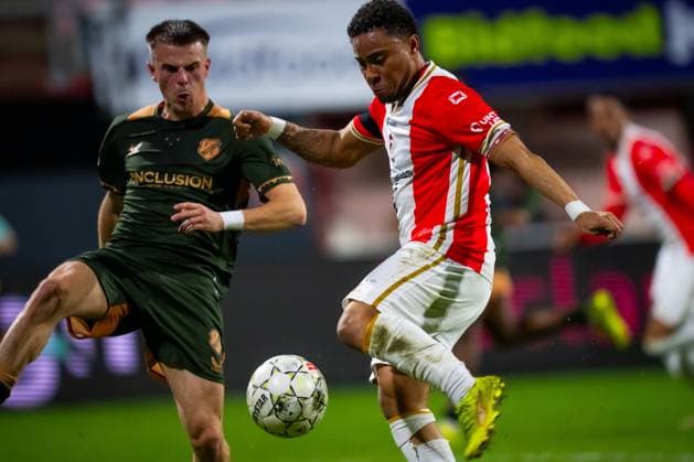 EMMEN , 02 03-2026 , Stadium Oude Meerdijk , season 2025 2026 , Dutch Keuken Kampioen Divisie football , match between FC Emmen and Jong FC Utrecht , picture shows FC Utrecht player Sil van der Waegen FC Emmen player Vicente Besuijen Emmen - Jong Utrecht  x202039142x Copyright:
