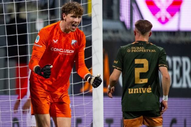 EMMEN , 02 03-2026 , Stadium Oude Meerdijk , season 2025 2026 , Dutch Keuken Kampioen Divisie football , match between FC Emmen and Jong FC Utrecht , picture shows FC Utrecht goalkeeper Kevin Gadellaa FC Utrecht player Sil van der Waegen Emmen - Jong Utrecht  x202039157x Copyright: