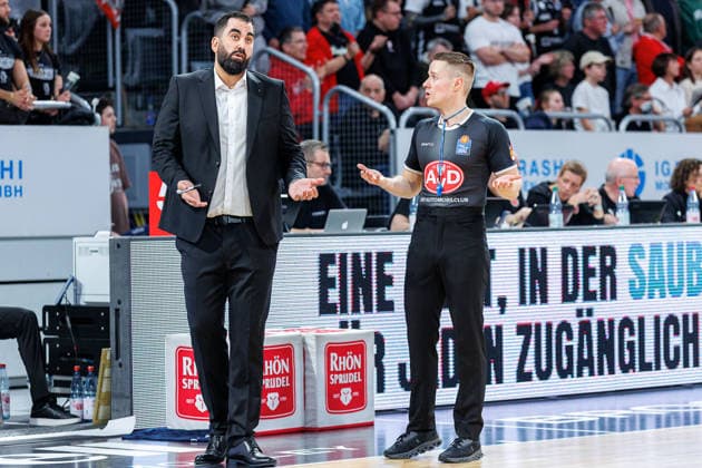 Ramon Diaz Sanchez Basketball Loewen Braunschweig, Coach , Christian Theis Referee , BMA365 Bamberg Baskets vs Basketball Loewen Braunschweig, Basketball, easyCredit BBL, 22 Matchday, 06 03 2026 BMA365 Bamberg Baskets vs Basketball Loewen Braunschweig, Basketball, easyCredit BBL, 22 Matchday, 06 03 2026 Bamberg Copyright: xEibner-Pressefoto G.xSantemizx EP_EER