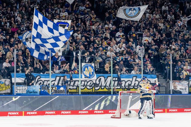The Munich fans in the north curve behind Simon Wolf goalkeeper, EHC Red Bull Muenchen, 25 celebrate the goal for the 1 1 equalizer GER, EHC Red Bull Muenchen vs Grizzlys Wolfsburg, Ice Hockey, DEL, 49 Matchday, Season 2025 2026, 06 03 2026 GER, EHC Red Bull Muenchen vs Grizzlys Wolfsburg, Ice Hockey, DEL, 49 Matchday, Season 2025 2026, 06 03 2026 Muenchen Copyright: xEibner-Pressefoto HeikexFeinerx EP_HFR