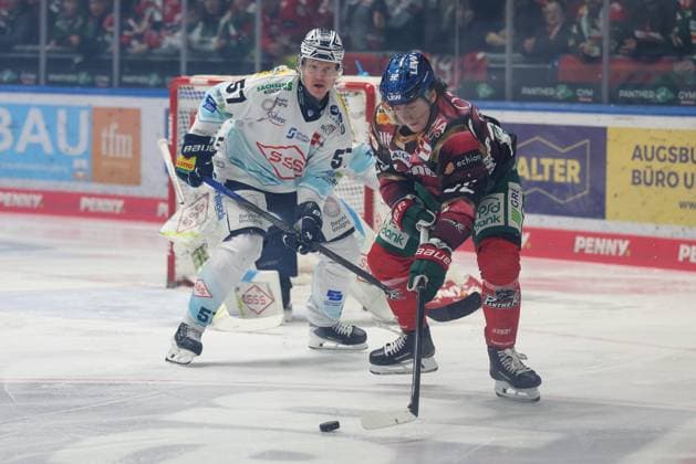 in duel, action, with Enrico Henriquez Morales 52 Augsburger Panther , Emil Johansson Dresdner Eisloewen 57 , Augsburger Panther vs Dresdner Eisloewen, 49 Matchday, Ice Hockey, Penny DEL, 06 03 2026 Augsburg Bayern Germany Copyright: xkolbert-press DunjaxDietrichx