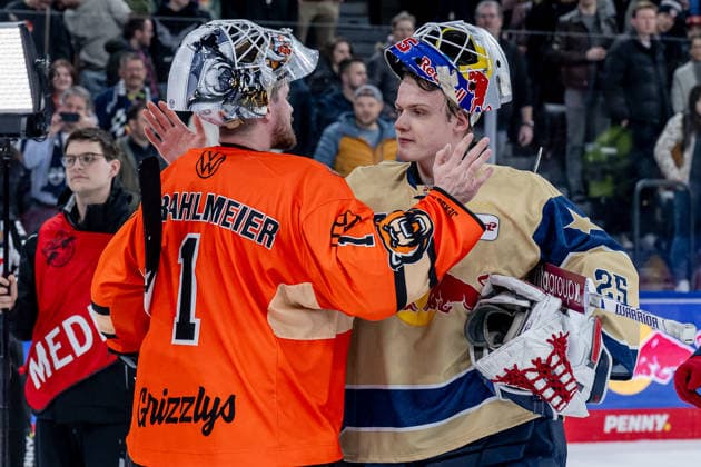 Dustin Strahlmeier Goalkeeper, Grizzlys Wolfsburg, 1 and Simon Wolf Goalkeeper, EHC Red Bull Muenchen, 25 at the Shake Hands GER, EHC Red Bull Muenchen vs Grizzlys Wolfsburg, Ice Hockey, DEL, 49 Matchday, Season 2025 2026, 06 03 2026 GER, EHC Red Bull Muenchen vs Grizzlys Wolfsburg, Ice Hockey, DEL, 49 Matchday, Season 2025 2026, 06 03 2026 Muenchen Copyright: xEibner-Pressefoto HeikexFeinerx EP_HFR
