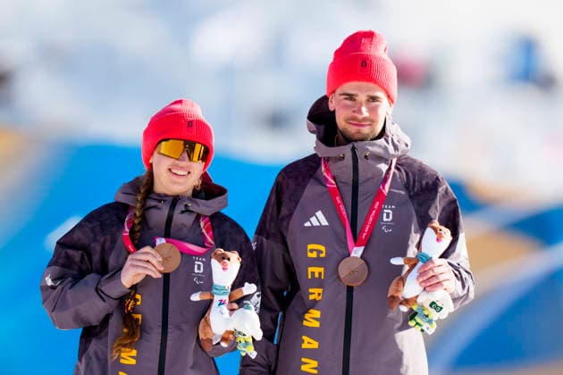VAL DI FIEMME, ITALY 20260307 Germanys Maria Leonie Walter and guide Christian Krasman during Saturdays medal ceremony biathlon 7.5km sprint at Tesero Cross Country Skiing Stadium during the 2026 Paralympics TESERO ITALY 2026 x10500x  Copyright: xOscarxOlsson ParasportxSverige xTTx PARALYMPICS 2026 LÄNGDSKIDOR