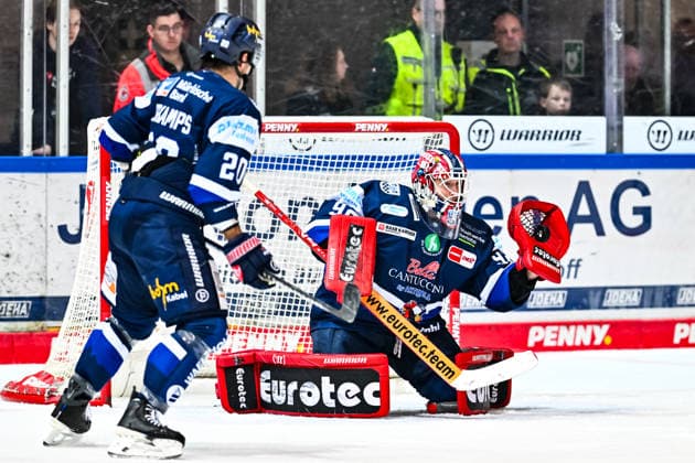 Andreas Andy Jenike Iserlohn Roosters, 92 holds the puck in front of Macoy Erkamps Iserlohn Roosters, 20 , GER, Iserlohn Roosters vs Fischtown Pinguins Bremerhaven, Ice Hockey, Penny DEL, 50 Matchday, Season 2025 2026, 08 03 2026, GER, Iserlohn Roosters vs Fischtown Pinguins Bremerhaven, Ice Hockey, Penny DEL, 50 Matchday, Season 2025 2026, 08 03 2026 Iserlohn Copyright: xJonasxBrockmann Eibner-Pressefotx EP_JBN