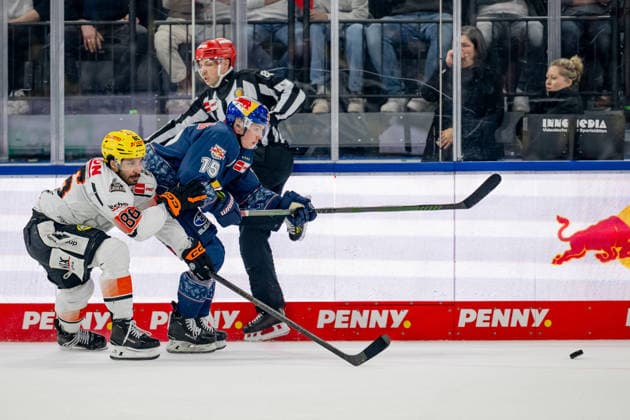 Fight for the puck duel between Cameron Brace Loewen Frankfurt, 86 and Nikolaus Heigl EHC Red Bull Muenchen, 15 GER, EHC Red Bull Muenchen vs Loewen Frankfurt, Ice Hockey, DEL, 50 Matchday, Season 2025 2026, 08 03 2026 GER, EHC Red Bull Muenchen vs Loewen Frankfurt, Ice Hockey, DEL, 50 Matchday, Season 2025 2026, 08 03 2026 Muenchen Copyright: xEibner-Pressefoto FranzxFeinerx EP_HFR