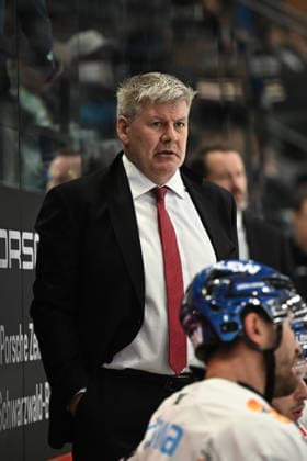 Bill Peters Head Coach Augsburger Panther Schwenninger Wild Wings vs. Augsburger Panther, DEL, Main Round, Matchday 50, Season 2025 2026, 20260308 Schwenninger Wild Wings vs. Augsburger Panther DEL, Main Round, Matchday 50, Season 2025 2026, 20260308 Schwenningen Copyright: xEibner-Pressefoto SvenxLaeglerx EP_SVL