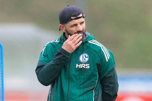 11 03 2026 Soccer Training of FC Schalke 04 Coach Miron Muslic FC Schalke 04 scratches his face Gelsenkirchen Training ground FC Schalke 04 NRW Germany xRHR PHOTO YYx Copyright: RHR-FOTOx RHR-FOTO YY