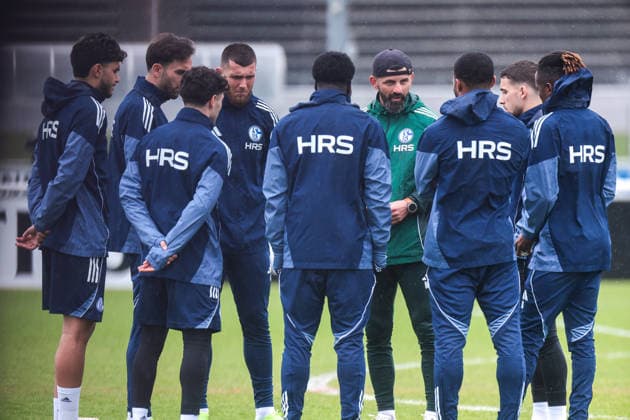 11 03 2026 Soccer training of FC Schalke 04 Coach Miron Muslic FC Schalke 04 gives instructions to a group of players Gelsenkirchen Training ground FC Schalke 04 NRW Germany xRHR PHOTO YYx Copyright: RHR-FOTOx RHR-FOTO YY