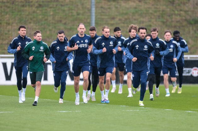 11 03 2026 Soccer training of FC Schalke 04 The players of S04 warm up, from l Dejan Ljubicic FC Schalke 04 , rehab coach Marc Thum FC Schalke 04 , Ron Schallenberg FC Schalke 04 , Nikola Katic FC Schalke 04 , Janik Bachmann FC Schalke 04 , Timo Becker FC Schalke 04 , Kenan Karaman FC Schalke 04 Gelsenkirchen training ground FC Schalke 04 NRW Germany xRHR PHOTO YYx Copyright: RHR-FOTOx RHR-FOTO YY