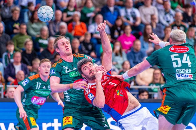 Marian Michalczik TSV Hannover Burgdorf, No. 22 Jacob Arenth Lassen HSV Hamburg, No. 9 v l , TSV Hannover Burgdorf green against HSV Hamburg white on matchday 25 of the 2025 2026 season in the DAIKIN Handball Bundesliga 13 03 2026, ZAG Arena Hannover, GER , Copyright: xJanxGuentherx xTSVxHannover-Burgdorfx