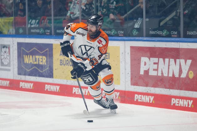 Keaton Thompson 4, Grizzlys Wolfsburg at the match between Augsburger Panther v Grizzlys Wolfsburg, Ice Hockey, Men, DEL, 2025 2026, 52 Matchday on 15 03 2026 in Augsburg, Curt Frenzel Stadion Bayern Germany
