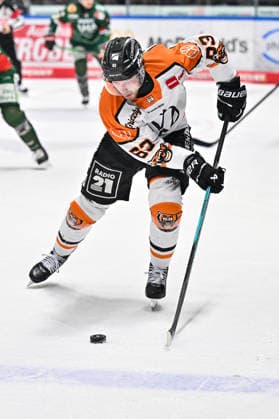 Penny DEL Augsburger Panther Grizzlys Wolfsburg, 15 03 2026 AUGSBURG, GERMANY 15 MARCH at the puck Luis SCHINKO Grizzlys Wolfsburg 63 Single photo cropped during the match between the Augsburger Panther and the Grizzlys Wolfsburg on matchday 52 of the Penny DEL at Curt Frenzel Stadium Copyright: xBEAUTIFULxSPORTS Goldbergx