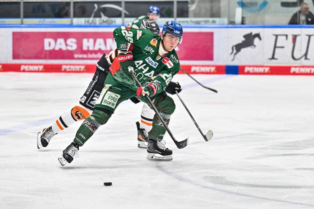 Penny DEL Augsburger Panther Grizzlys Wolfsburg, 15 03 2026 AUGSBURG, GERMANY 15 MARCH in the duel Robert LYNCH Grizzlys Wolfsburg 49 and Alexander BLANK Augsburger Panther 26 during the match between the Augsburger Panther and the Grizzlys Wolfsburg on matchday 52 of the Penny DEL at Curt Frenzel Stadium Copyright: xBEAUTIFULxSPORTS Goldbergx