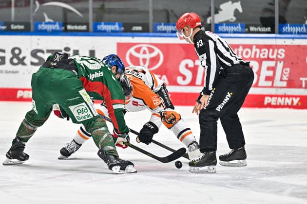 Penny DEL Augsburger Panther Grizzlys Wolfsburg, 15 03 2026 AUGSBURG, GERMANY 15 MARCH at the bully Alexandre GRENIER Augsburger Panther 82 and Justin FESER Grizzlys Wolfsburg 71 during the match between the Augsburger Panther and the Grizzlys Wolfsburg on matchday 52 of the Penny DEL at Curt Frenzel Stadium Copyright: xBEAUTIFULxSPORTS Goldbergx