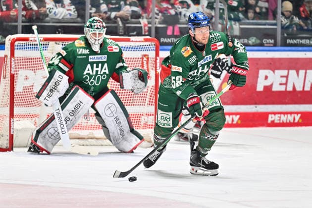 Penny DEL Augsburger Panther Grizzlys Wolfsburg, 15 03 2026 AUGSBURG, GERMANY 15 MARCH on the puck Maximilian RENNER Augsburger Panther 58 during the match between the Augsburger Panther and the Grizzlys Wolfsburg on matchday 52 of the Penny DEL at Curt Frenzel Stadium Copyright: xBEAUTIFULxSPORTS Goldbergx