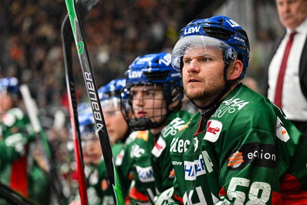 Penny DEL Augsburger Panther Grizzlys Wolfsburg, 15 03 2026 AUGSBURG, GERMANY 15 MARCH in the picture Maximilian RENNER Augsburger Panther 58 on the bench during the match between the Augsburger Panther and the Grizzlys Wolfsburg on matchday 52 of the Penny DEL at the Curt Frenzel Stadium Copyright: xBEAUTIFULxSPORTS Goldbergx