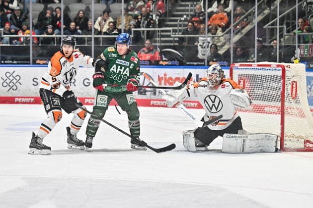 Penny DEL Augsburger Panther Grizzlys Wolfsburg, 15 03 2026 AUGSBURG, GERMANY 15 MARCH v l Björn KRUPP Girrzlys Wolfsburg 5 , T J TREVELYAN Augsburger Panther 24 and Dustin STRAHLMEIER Grizzlys Wolfsburg 1 during the match between the Augsburger Panther and the Grizzlys Wolfsburg on match day 52 of the Penny DEL at Curt Frenzel Stadium Copyright: xBEAUTIFULxSPORTS Goldbergx