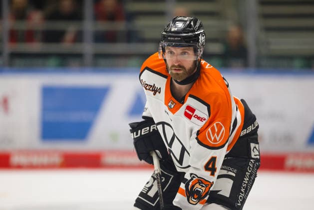Keaton Thompson 4, Grizzlys Wolfsburg at the match between Augsburger Panther v Grizzlys Wolfsburg, Ice Hockey, Men, DEL, 2025 2026, 52 Matchday on 15 03 2026 in Augsburg, Curt Frenzel Stadion Bayern Germany